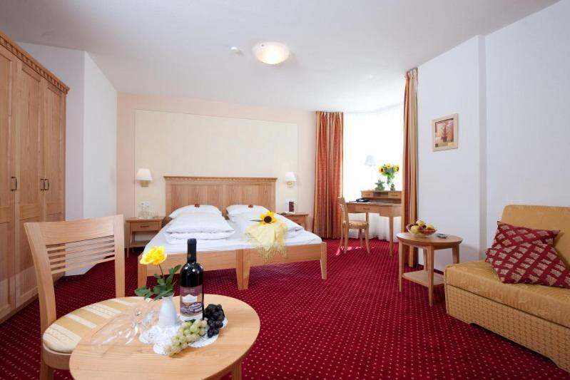 Hotel Oberwirt Velturno Rum bild
